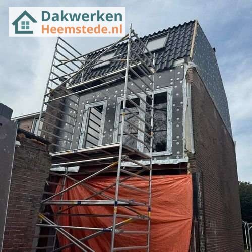 Een hellend dak met dakisolatie