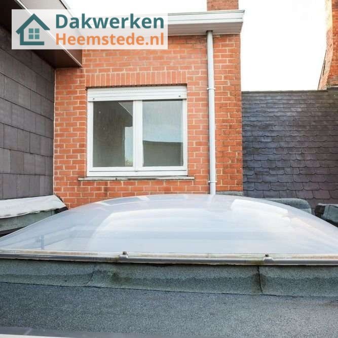 Inspectie van een plat dak in heemstede met lichtkoepel