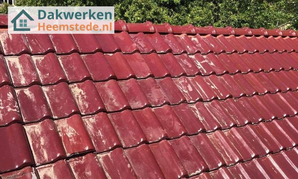 Rood pannendak aangelegd door dakdekker Rood pannendak aangelegd door dakdekker